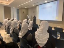 إدارة الإرشاد الأكاديمي في عمادة شئون الطلبة بجامعة الكويت تنظم زيارة لثانوية صفية