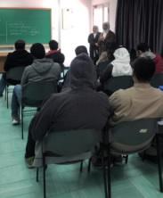 الإرشاد الأكاديمي زار الفصول الدراسية في كلية هندسة البترول في جامعة الكويت