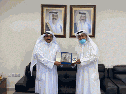 عميد شئون الطلبة الدكتور سلمان العنزي كرم رئيس فريق إنجاز التطوعي