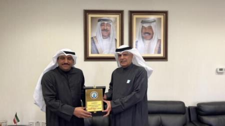 عميد شئون الطلبة الدكتور سلمان العنزي يكرم المستشار نواف الخليفة 