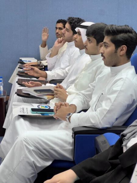 عمادة شئون الطلبة نظمت ورش تدريبية للفرق المشاركة في دوري المناظرات