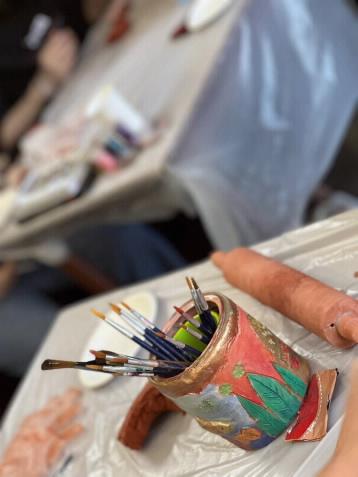 قسم الأنشطة بإدارة الإسكان الطلابي نظم ورشة عمل فنية بالفخار للطالبات