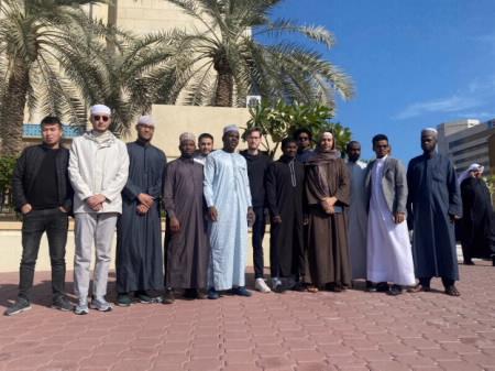 قسم الأنشطة بالإسكان نظم زيارة لطلبة المنح إلى المسجد الكبير