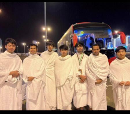 طلبة المنح الدراسية أدوا مناسك العمرة وزاروا المدينة المنورة