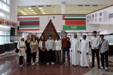 طلبة منح مركز اللغات زاروا متحف الكويت الوطني