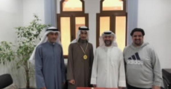 تكريم الفائز بالمسابقة الإلكترونية توقع من الفائز بكاس الخليج 24