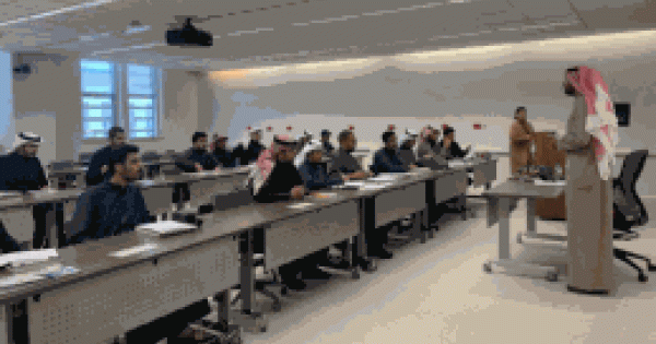 الإرشاد الأكاديمي يزور الفصول الدراسية في الآداب