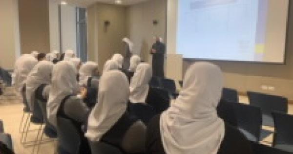 إدارة الإرشاد الأكاديمي في عمادة شئون الطلبة بجامعة الكويت تنظم زيارة لثانوية صفية