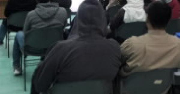 الإرشاد الأكاديمي زار الفصول الدراسية في كلية هندسة البترول في جامعة الكويت