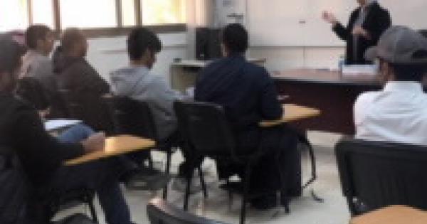 الإرشاد الأكاديمي يزور الفصول الدراسية في كلية العلوم - الخالدية
