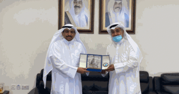 عميد شئون الطلبة الدكتور سلمان العنزي كرم رئيس فريق إنجاز التطوعي