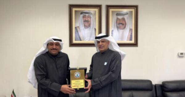 عميد شئون الطلبة الدكتور سلمان العنزي يكرم المستشار نواف الخليفة 