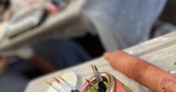 قسم الأنشطة بإدارة الإسكان الطلابي نظم ورشة عمل فنية بالفخار للطالبات