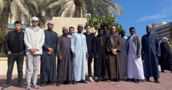 قسم الأنشطة بالإسكان نظم زيارة لطلبة المنح إلى المسجد الكبير