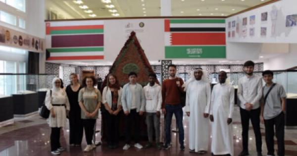 طلبة منح مركز اللغات زاروا متحف الكويت الوطني