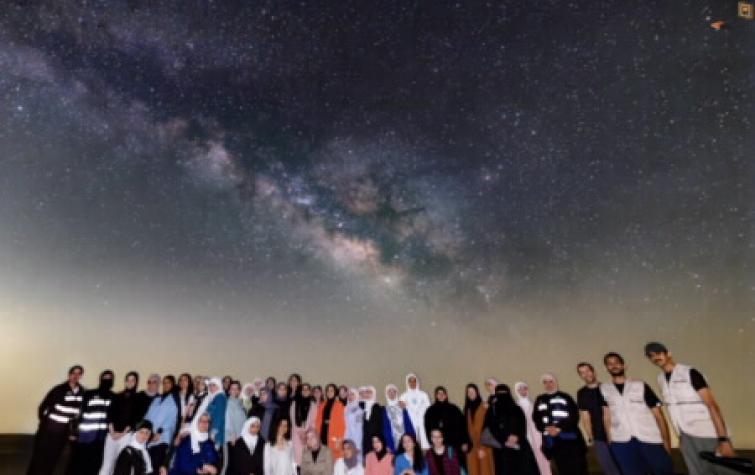 لأول مرة صحراء السالمي احتضنت طلبة وطالبات جامعة الكويت في رحلة رصد النجوم